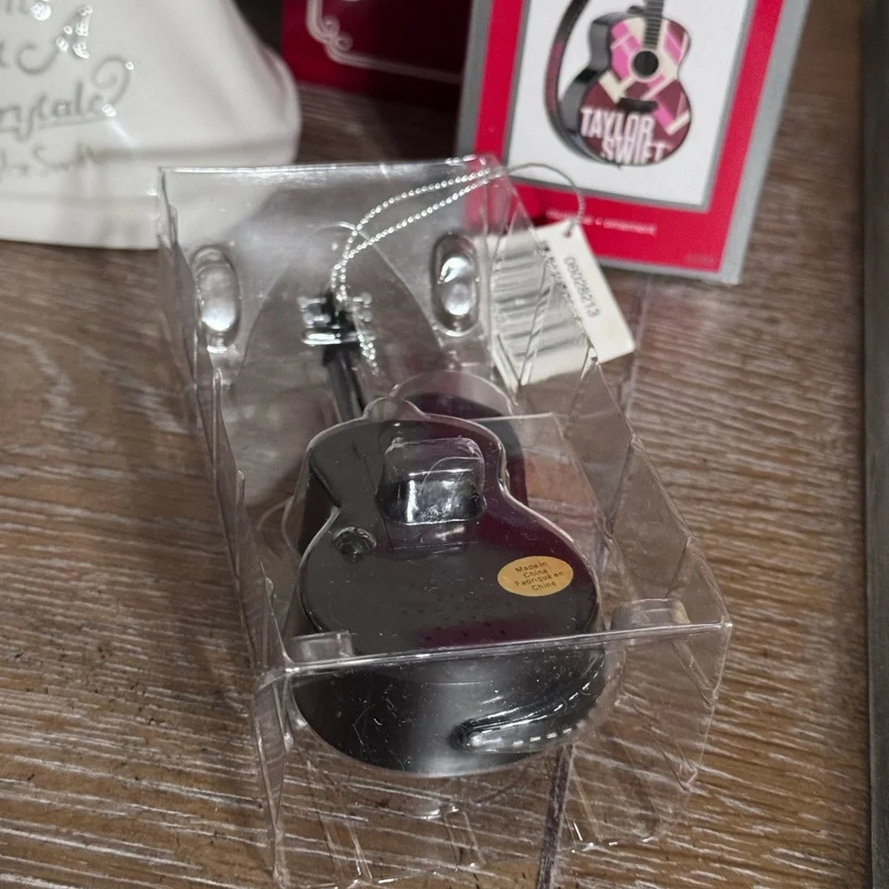 Taylor Swift RED Musical Guitar Vintage Christmas Ornament NEW - Picture 4 of 5